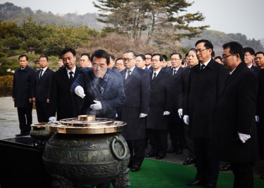 한화, 한화테크윈, 한화시스템, 한화디펜스는 2일 정유년 새해를 맞아 국립서울현충원에서 순국선열과 호국영령의 넋을 참배하는 시간을 가졌다. 이날 행사에 참석한 이태종 ㈜한화 대표이사(사진 맨앞 가운데)가 영전에 분향을 하고 있다. <한화 제공>